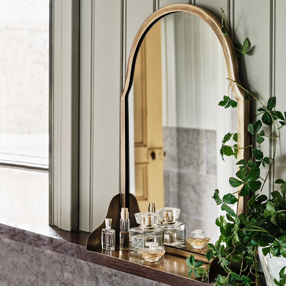 Miroir mural avec étagère – finition laiton